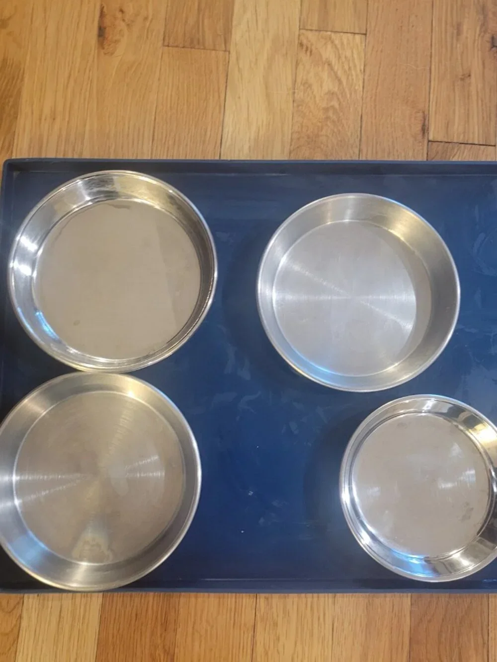Feeding station for cat. Plastic mat with 4 small bowls and cat food covers